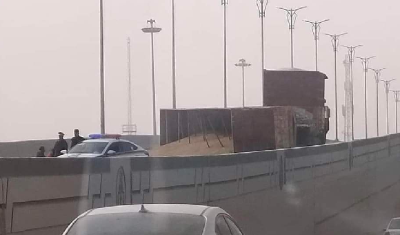 صور.. بنغازي: انقلاب شاحنة حبوب فوق جسر "فينيسيا"