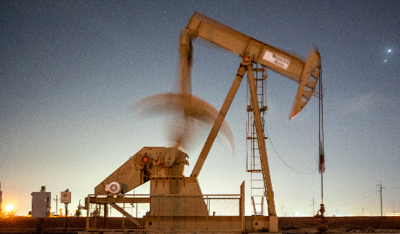 انخفاض مفاجئ للمخزونات الأمريكية يرفع أسعار النفط
