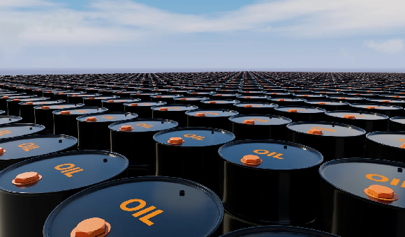 انخفاض مفاجئ للمخزونات الأمريكية يرفع أسعار النفط