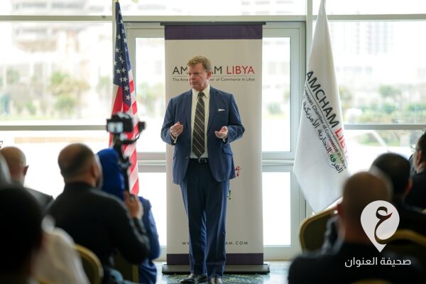 برنت يناقش مع أعضاء غرفة التجارة الأمريكية في ليبيا تجاربهم بتطوير العلاقات التجارية  - GOIKrl WgAAlg7U
