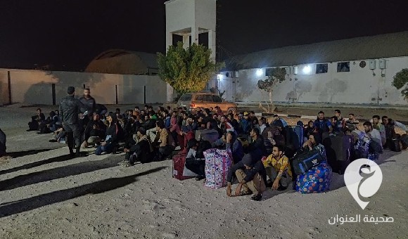 الهجرة غير الشرعية بنغازي يرحل 99 مهاجرًا بينهم مصابون بأمراض معدية 