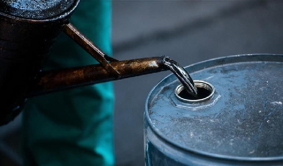 النفط يتجه لتحقيق مكاسب أسبوعية مع زيادة الطلب الصيني ونقص المخزونات الأمريكية
