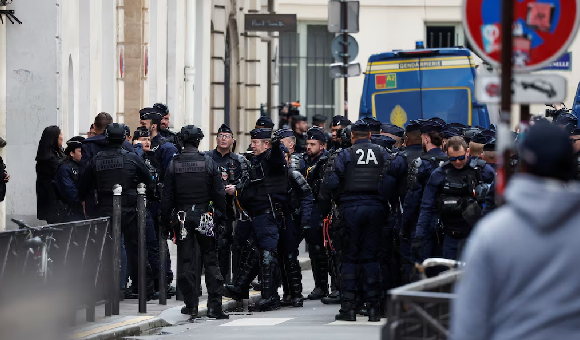 شرطة باريس تخرج الطلاب المؤيدين لفلسطين من جامعة "ساينس بو" 5 شرطة باريس تخرج الطلاب المؤيدين لفلسطين من جامعة "ساينس بو"