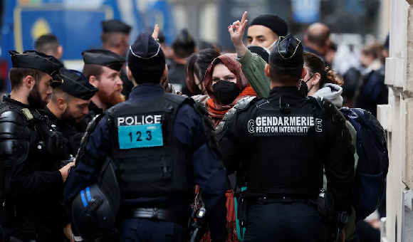 شرطة باريس تخرج الطلاب المؤيدين لفلسطين من جامعة "ساينس بو" 3 شرطة باريس تخرج الطلاب المؤيدين لفلسطين من جامعة "ساينس بو"