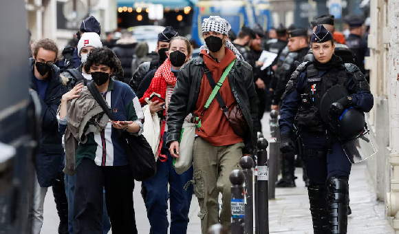 شرطة باريس تخرج الطلاب المؤيدين لفلسطين من جامعة "ساينس بو" 4 شرطة باريس تخرج الطلاب المؤيدين لفلسطين من جامعة "ساينس بو"