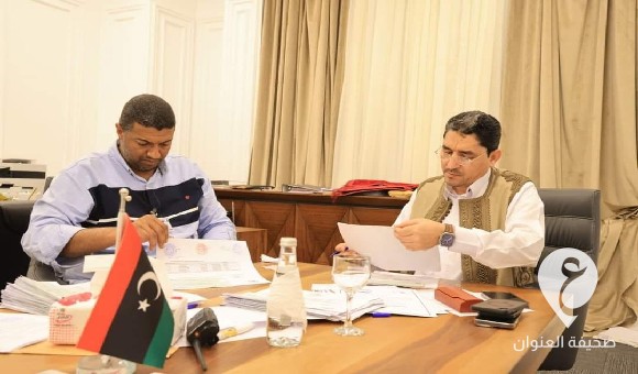 الحكومة الليبية: وزارة العمل تواصل تسليم حوافظ المرتبات لمندوبي الشركات المتعثرة والمنسحبة  - PSD العنوان 2024 06 15T015147.883