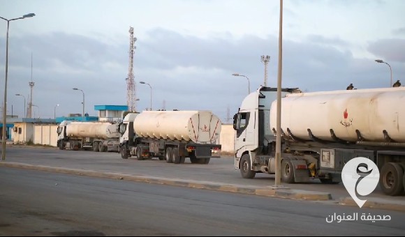 سبقتها 60 شاحنة.. 12 شاحنة وقود تتوجه إلى بلدية الكفرة من بنغازي 
