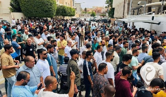 صور: محتجون من جرحى "بركان الغضب" أمام مقر الحكومة في طرابلس