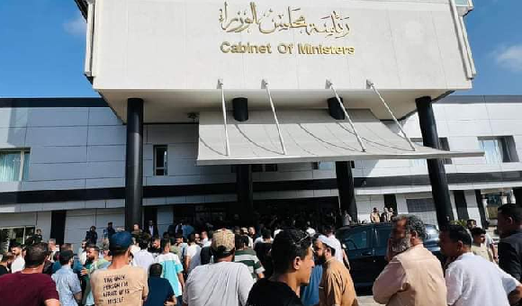 صور: محتجون من جرحى "بركان الغضب" أمام مقر الحكومة في طرابلس