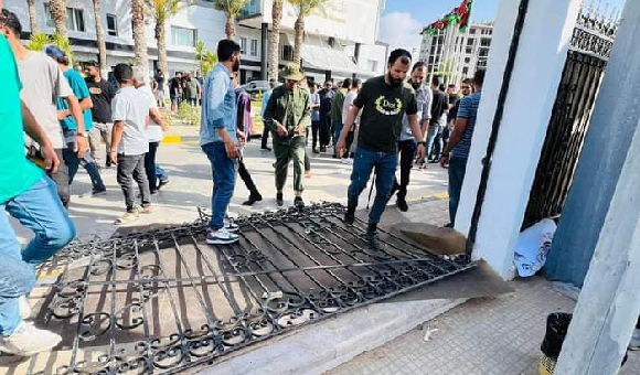 صور: محتجون من جرحى "بركان الغضب" أمام مقر الحكومة في طرابلس