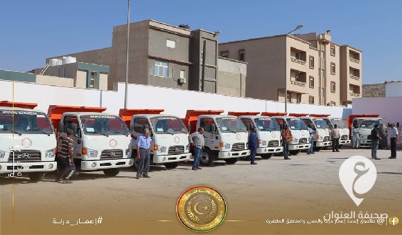 إعمار درنة يسلم إدارة شركة الخدمات العامة الجبل الأخضر 25 سيارة مجهزة لنقل القمامة