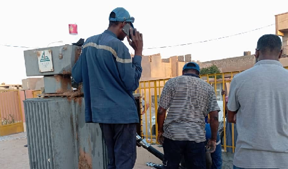 شركة الكهرباء: نسابق الزمن لإعادة التيار الكهربائي إلى مرزق 