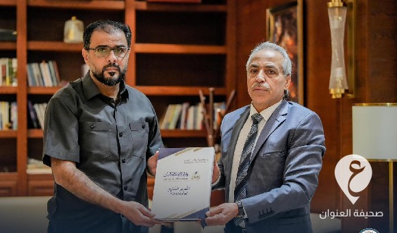 حماد يتسلّم من رئيس ديوان المحاسبة التقرير السنوي لعام 2023 1 حماد يتسلّم من رئيس ديوان المحاسبة التقرير السنوي لعام 2023