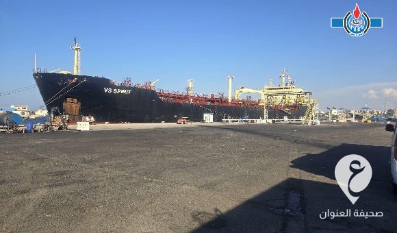 محملة بـ 30 مليون لتر بنزين.. ناقلة نفطية ترسو بميناء طرابلس البحري
