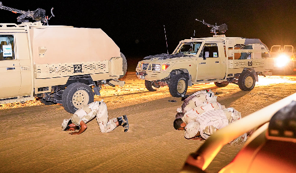القوات البرية: دورياتنا الصحراوية تواصل مهامها بحرفية بالمناطق الحدودية 2 القوات البرية: دورياتنا الصحراوية تواصل مهامها بحرفية بالمناطق الحدودية