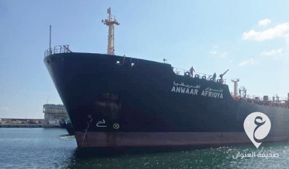 تحمل 90 مليون لتر.. رسو 3 نواقل بنزين في غرب ليبيا