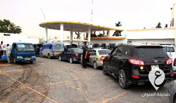 البريقة: ناقلة وقود تستعد لتفريغ حمولتها من البنزين في ميناء بنغازي