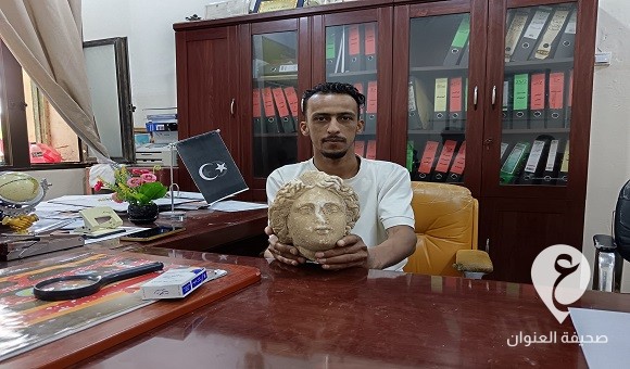 مواطن يسلم مراقبة آثار شحات رأس تمثال رخامي - 458398496 536879602190751 2468371603015089866 n