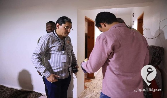 وزير العمل يزور منازل المتضررين في سبها  1 وزير العمل يزور منازل المتضررين في سبها