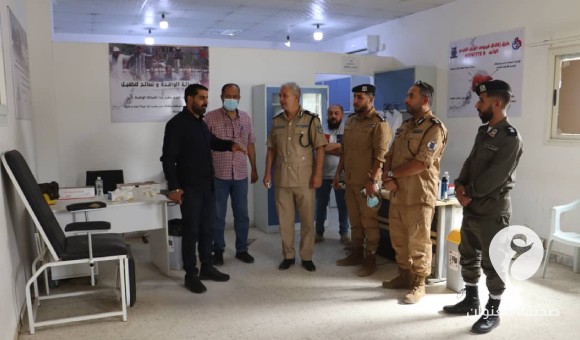 فريق صحي من بنغازي يزور مركز إيواء المهاجرين في قنفودة