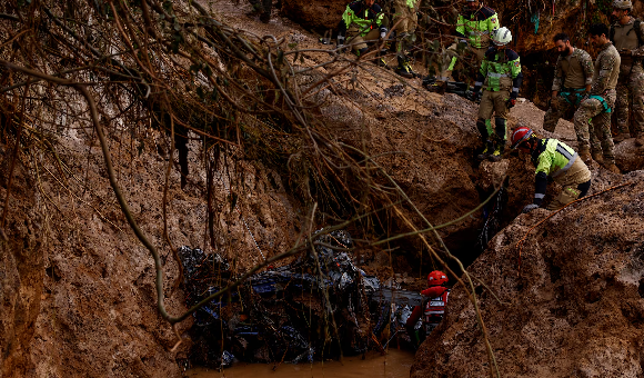 فيضانات تاريخية تضرب فالنسيا.. 95 قتيلا ودمار واسع - PSDالعنوان 2024 08 16T100534.240 1 1 2 7 5 3 6 3 2 3 6 3