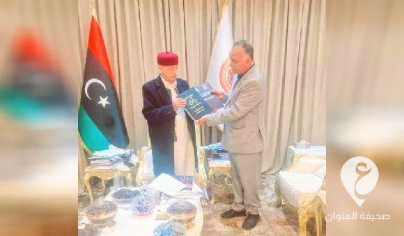 مدير عام إدارة الشؤون الإدارية بوزارة الخدمة المدنية يقدم تقريراً لرئيس مجلس النواب حول إنجازات الوزارة