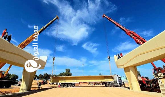 مراحل متقدمة في بناء جسر الكرامة بسرت: تثبيت الكمرات خطوة جديدة نحو إنجاز المشروع