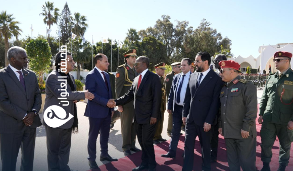 بحضور حماد.. مراسم توديع رئيس غينيا بيساو في مطار بنينا بعد زيارة رسمية إلى بنغازي - psd elenwan 3 8