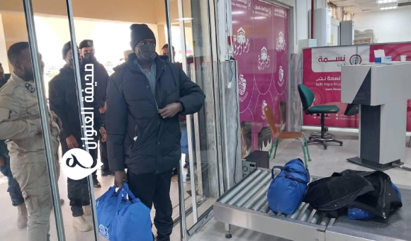 جهاز مكافحة الهجرة يرحّل 38 مهاجرًا غير شرعي عبر مطار سبها 