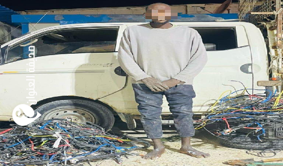 إنفاذ القانون تضبط مهاجراً يسرق الأسلاك الكهربائية بمصراتة 