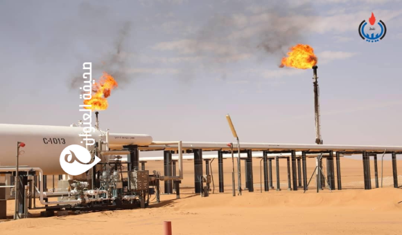 شركة أكاكوس للعمليات النفطية تنجز حفر البئر D-42 بمعدل إنتاج يومي 1480 برميلًا 