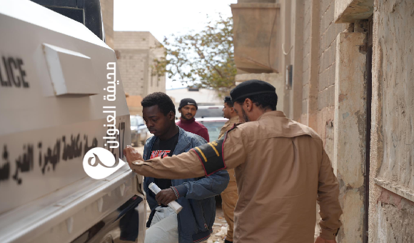 إخلاء منازل مستأجرة من مهاجرين غير شرعيين وضبط المخالفين في بنغازي 