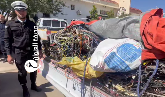 ضبط سيارة تخفي كميات كبيرة من النحاس تحت صناديق خضروات في عين زارة - psd elenwan 2 13