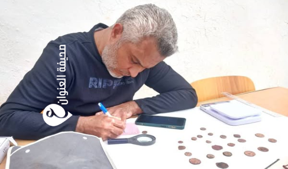 باحث يُسلّم 24 قطعة نقدية أثرية إلى مراقبة آثار بنغازي 