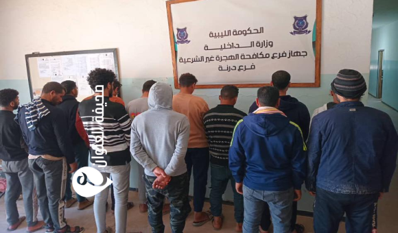 الهجرة غير الشرعية يرحّل 13 مهاجرًا مصريًا من درنة
