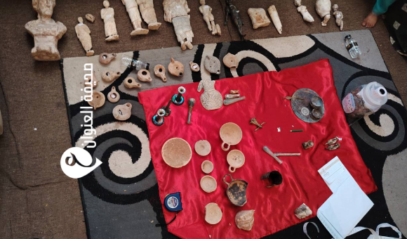 أخوان يسلمان قطعا أثرية ثمينة لمديرية أمن القبة - psd elenwan 2025 07 24T141258.072