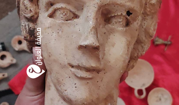 أخوان يسلمان قطعا أثرية ثمينة لمديرية أمن القبة - psd elenwan 2025 07 24T141352.354