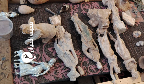 أخوان يسلمان قطعا أثرية ثمينة لمديرية أمن القبة - psd elenwan 2025 07 24T141444.280