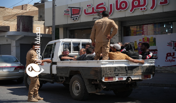 ضبط 200 مهاجر غير شرعي في حملة أمنية موسعة بطبرق  - psd elenwan 2025 08 17T003028.128