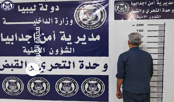 أمن أجدابيا تضبط مطلوبًا جنائيًا وتسلمه لمديرية أمن سبها 