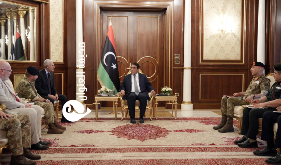 المنفي يبحث مع وفد بريطاني تعزيز التعاون الأمني والدفاعي