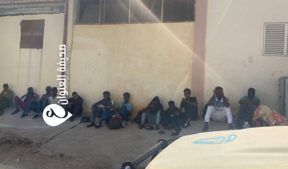 ضبط 24 مهاجرًا غير شرعي بينهم نساء وأطفال على الطريق الصحراوي بين إجدابيا وطبرق 1 ضبط 24 مهاجرًا غير شرعي بينهم نساء وأطفال على الطريق الصحراوي بين إجدابيا وطبرق - psd elenwan 3 29