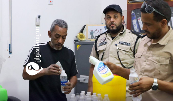 ضبط مصنع للخمور في جالو بعد وفاة شخصين وإصابة آخرين بالتسمم 2 ضبط مصنع للخمور في جالو بعد وفاة شخصين وإصابة آخرين بالتسمم - psd elenwan 45