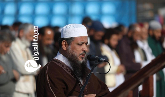 مئات المصلين يؤدون صلاة الاستسقاء في ساحة الكيش ببنغازي - psd elen414141wan