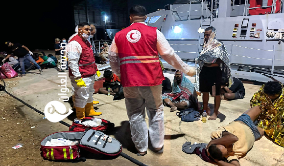 وفاة 4 مهاجرين وفقدان آخرين في انقلاب قاربين قرب ساحل الخمس 