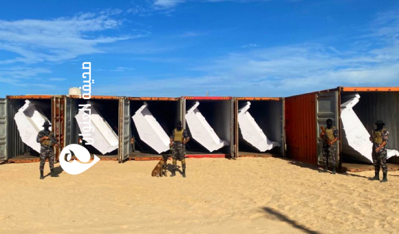 ضبط حاويات محملة بقوارب للهجرة غير الشرعية في مصراتة - psd elenwan 2025 11 17T103342.796