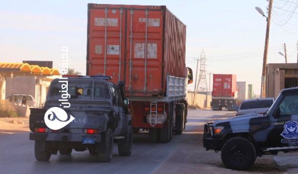 ضبط حاويات محملة بقوارب للهجرة غير الشرعية في مصراتة - psd elenwan 2025 11 17T103425.540