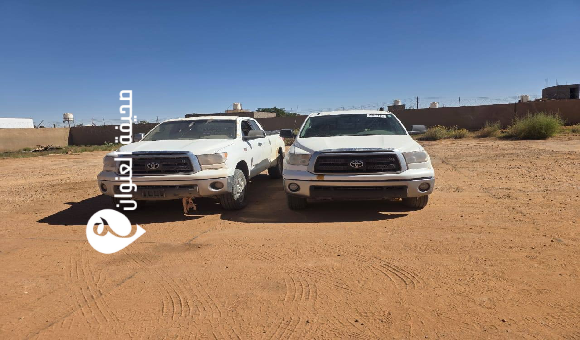 دورية صحراوية تضبط سيارتين لتهريب الوقود جنوب شرق ليبيا - psd elenwan 25