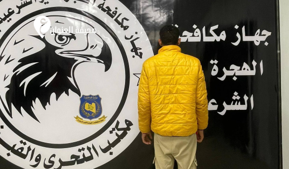 مكافحة الهجرة تضبط مصريين أثناء تعاطي المخدرات بمدينة بنغازي - psd elenwan 5 8 2 9