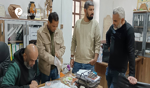 آثار بنغازي تتسلم عملات أثرية مكتشفة غربي المدينة - psd elenwan 1 2026 02 05T205157.971